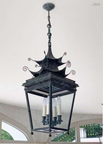 Suite de 4 lanternes, XXIe s., en forme de pagode, en tôle patinée, quatre feux, h. [...]