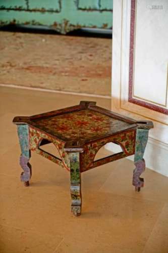 Petite table en bois peint, probablement Tibet, XIXe s, décor de rinceaux de fleurs, [...]