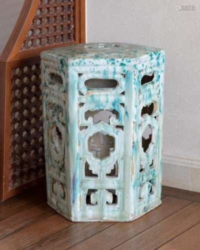 Tabouret hexagonal en céramique lustrée turquoise, à décor ajouré, h. 50, diam. [...]