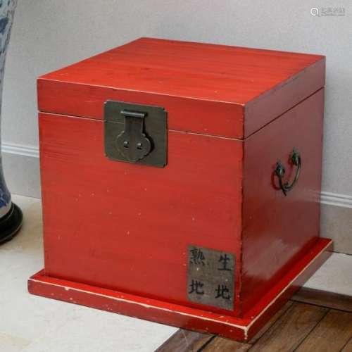 Paire de coffres de voyage, Chine, XXe s., en bois laqué rouge, 54x52x52 cm -