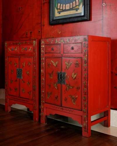 Paire de petits cabinets, Chine XXe s., en bois laqué rouge et or à décor de [...]