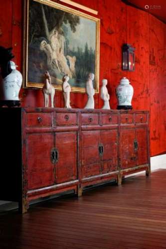 Enfilade, Chine, XXe s., en bois peint rouge, à façade ouvrant par six tiroirs et [...]