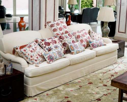 Canapé moderne trois places, garniture de tissu écru, l. 280 cm -