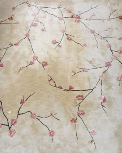 Tapis, Chine XXIe s., en viscose, à décor d'un cerisier en fleurs sur fond beige, [...]