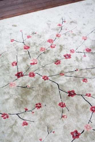 Tapis, Chine, XXIe s., en viscose, à décor de cerisiers en fleurs sur fond beige, [...]