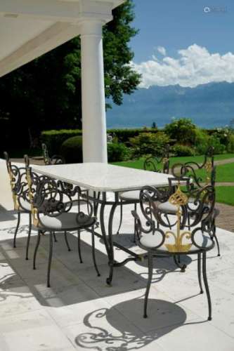 Ensemble de mobilier de jardin comprenant une table à manger et 6 fauteuils, XXIe [...]