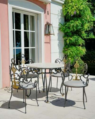 Ensemble de mobilier de jardin comprenant une table ronde et 4 fauteuils XXIe s., en [...]
