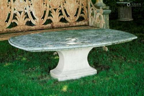 Table basse de jardin, XXe s., en pierre reconstituée, 50x100x157 cm -