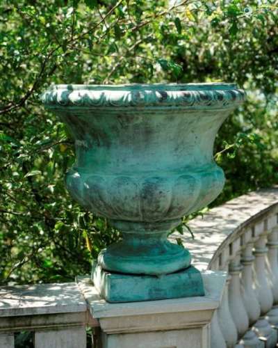 Paire de vases Medicis, XXe s., en bronze à patine verte, panse ornée de godrons, [...]