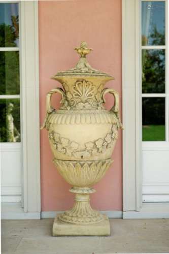Paire d'importants vases couverts à l'antique, XXe s., en terre cuite à panse [...]