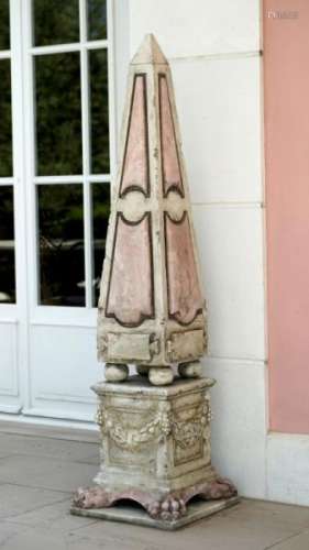 Paire d'obélisques de jardin, XXe s., en marbre et rose, base ornée de pieds [...]