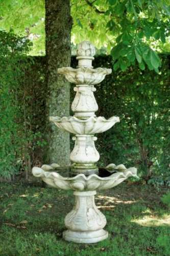 Fontaine de jardin, XXe s., en marbre blanc, composée de trois étages de vasques, [...]