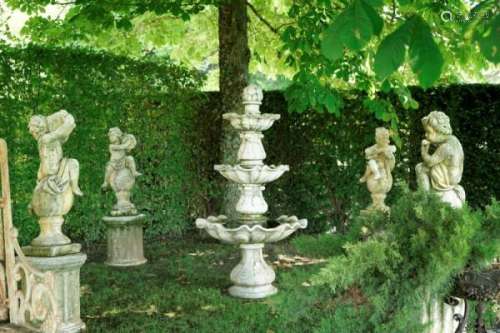Suite de 4 sculptures de jardin, XXe s., en pierre reconstituée, représentant des [...]