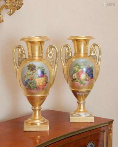 Paire de vases en porcelaine de Paris, 1er tiers du XIXe. De forme balustre posant [...]
