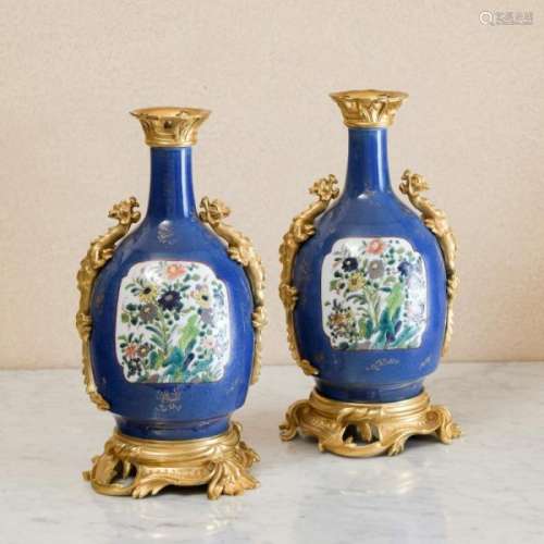 Paire de vases, Chine XVIIIe s., en porcelaine bleue poudrée, à décor de fleurs [...]