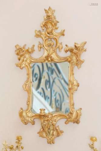 Paire de miroirs formant appliques, Italie XVIIIe s., en bois sculpté et doré à [...]