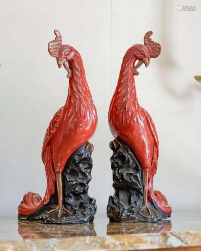 Paire de phoenix en porcelaine à glaçure rouge, Chine, XXe s., juchés sur un [...]
