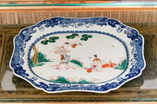 Paire de plats chantournés, Chine, XVIIIe s., en porcelaine à décor de scènes [...]