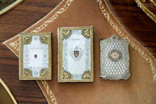 Ensemble de 3 carnets de bal en nacre, argent et bronze doré, France début XIXe s., [...]