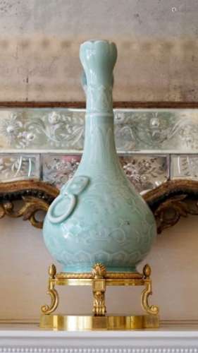 Vase balustre, Chine, en porcelaine à glaçure céladon, monture de style Louis XVI, [...]