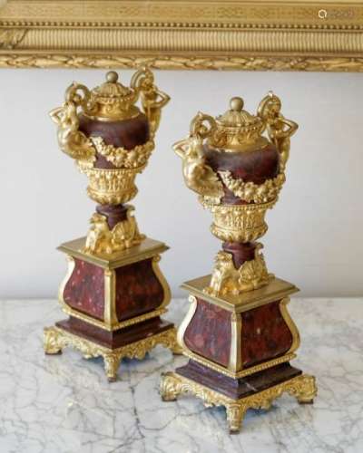 Paire de vases ornementaux d'époque Napoléon III en marbre rouge griotte à monture [...]