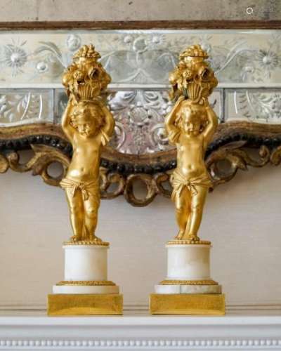 Paire de flambeaux Néoclassiques, XIXe s.,, en bronze ciselé et doré, figurant un [...]
