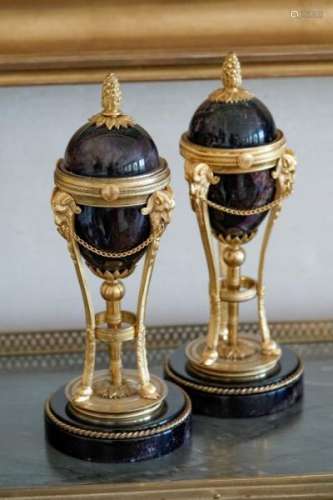 Paire de cassolettes formant bougeoirs de style Louis XVI, XIXe s., en fluorine et [...]
