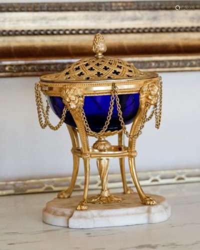 Brûle parfum de style Louis XVI, XIXe s., en verre bleu cobalt, monture en bronze [...]