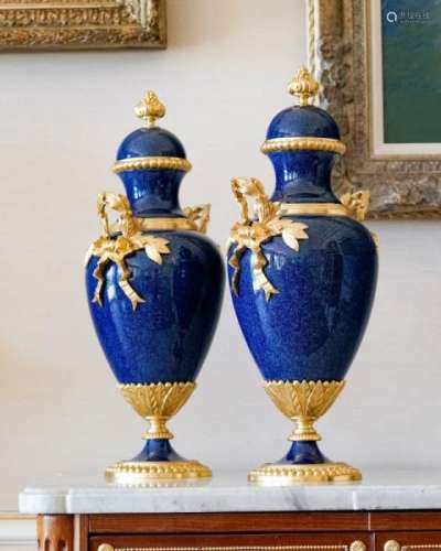 Paire de vases couverts de forme balustre, Sèvres XXe s., en porcelaine bleu [...]