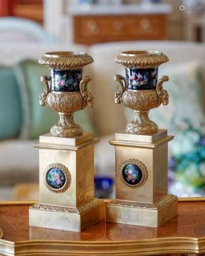 Paire de petits vases Médicis d'époque Napoléon III, en bronze doré et plaques de [...]