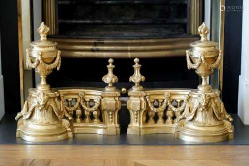 Paire de chenets de style Louis XVI, fin XIXe s., en bronze ciselé et doré formant [...]