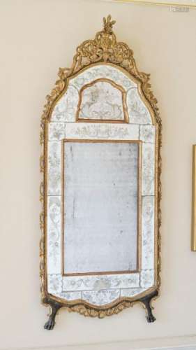 Miroir, Italie, XVIIIe s., en bois sculpté patiné et doré, l'encadrement en verre [...]