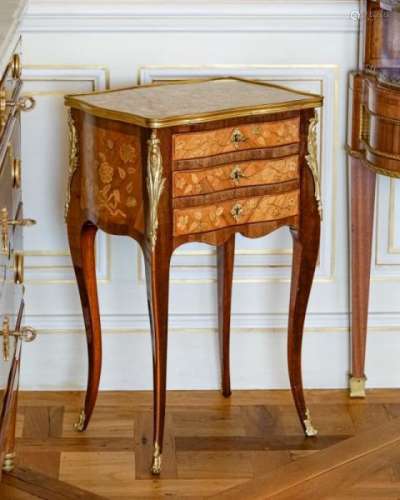 Table de salon d'époque Louis XV, estampillée F. REIZELL et JME, en placage de bois [...]