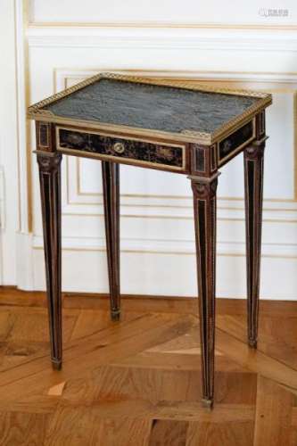 Paire de tables de salon, fin d'époque Louis XVI, en bois orné de panneaux en laque [...]