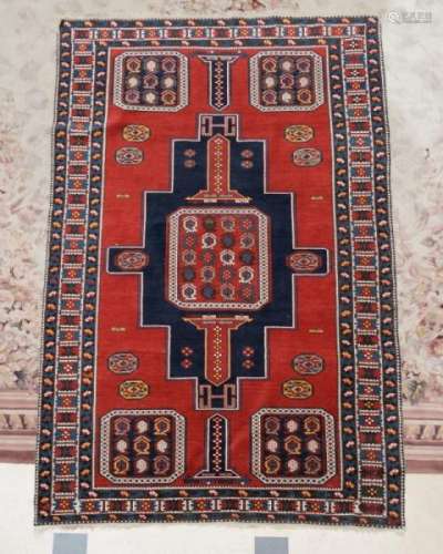 Tapis, Konakend, début du XXe s., à décor d'un médaillon central rouge et bleu, [...]