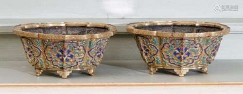 Paire de cache pots en bronze aux émaux champlevé, Chine, décor de rinceaux de [...]