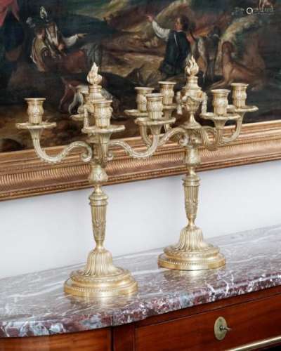 Paire de flambeaux de style Louis XVI, fin XIXe s., en bronze ciselé et doré, le [...]