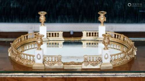 Centre de table de style Louis XVI, fin XIXe s., en bronze ciselé et doré, fond [...]
