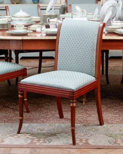 Suite de 12 chaises et 4 fauteuils de style Regency par la maison Arthur Brett, [...]