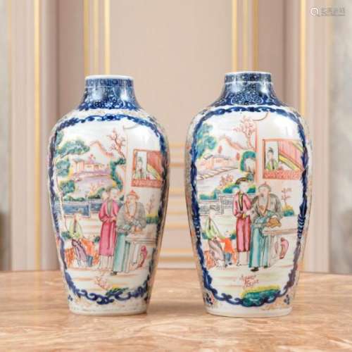 Paire de vases en porcelaine, Chine, XVIIIe s., décor de scènes de genre dans des [...]