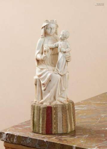 Vierge à l'enfant, sculpture en ivoire, probablement France XVe s., représentant [...]