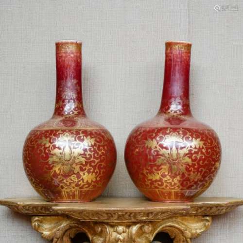 Paire de vases en porcelaine à glaçure flambée, Chine, XIXe s., décor doré de [...]