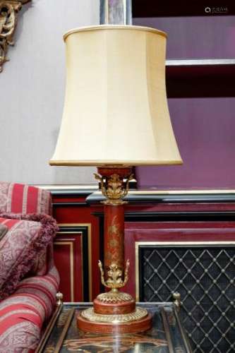 Paire de lampes, Angleterre, XIXe s., le fût en tôle peinte rouge à décor [...]