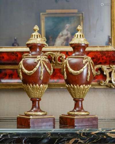 Paire de pots pourris de style Louis XVI, fin XIXe s., en marbre rouge griotte, [...]