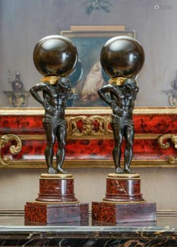 Paire de sculptures, XXe s., en bronze patiné et doré, représentant Atlas [...]