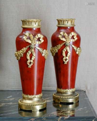 Paire de vases de style Louis XVI, XIX s., en bronze peint rouge, montures en bronze [...]