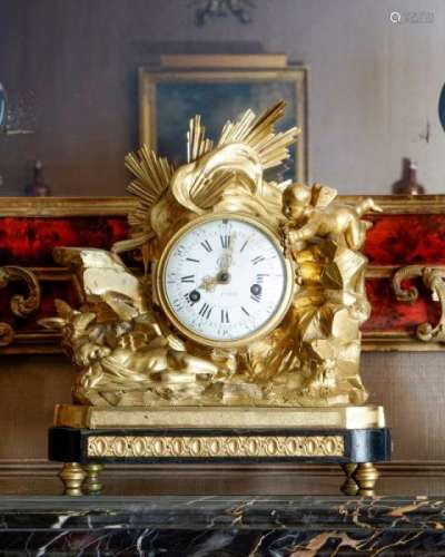 Pendule d'époque Louis XVI, en bronze ciselé et doré, à décor d'angelots dans [...]