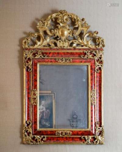 Miroir d'époque Régence, en bois sculpté et doré, le cadre peint à l'imitation [...]