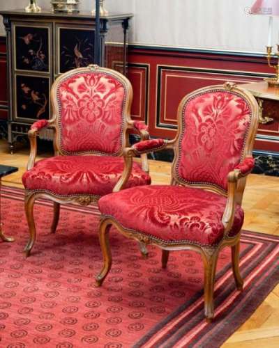 Paire de fauteuils d'époque Louis XV, estampillés P. Forgat (') en hêtre mouluré [...]