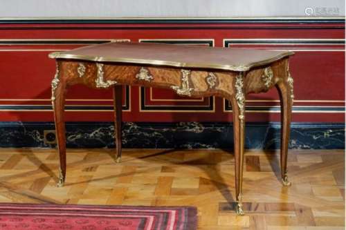 Bureau plat de style Louis XV, fin XIXe s., en placage de bois de rose et bois de [...]